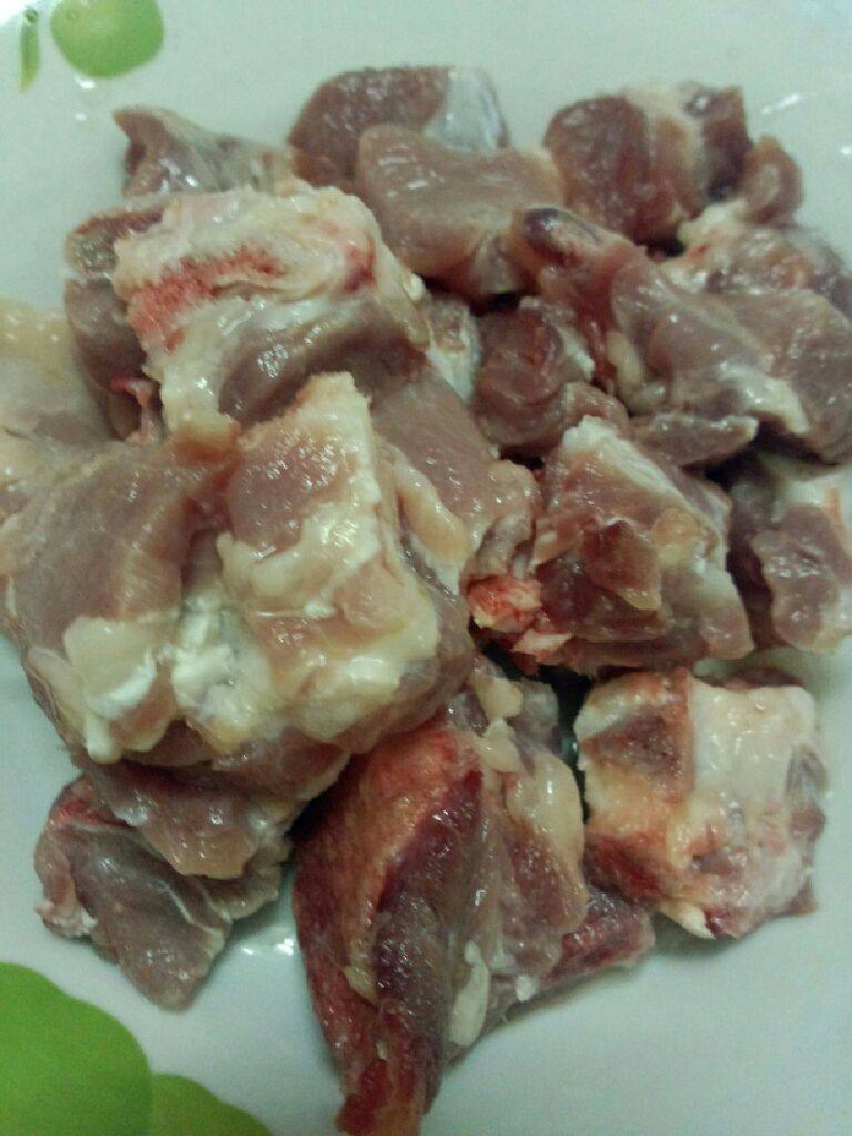 苦瓜骨头汤,骨头洗干净剁块待用