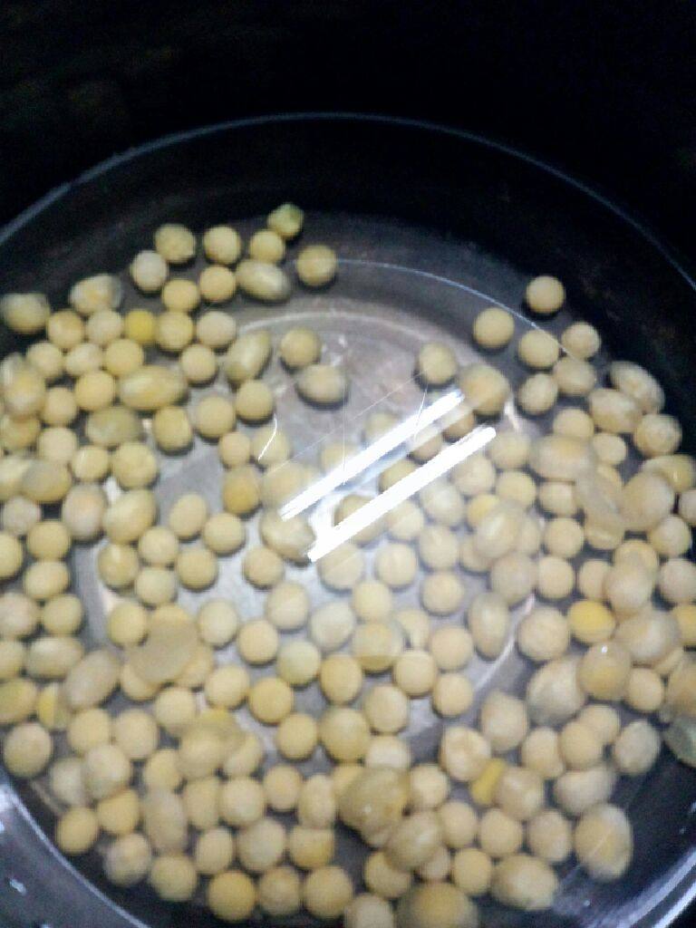 苦瓜骨头汤,<a style='color:red;display:inline-block;' href='/shicai/ 3603'>黄豆</a>提前一小时拿出来泡水