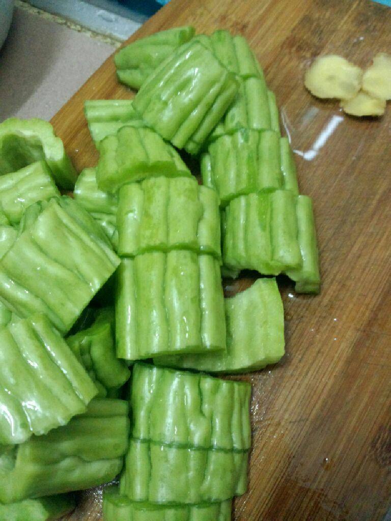 苦瓜骨头汤,<a style='color:red;display:inline-block;' href='/shicai/ 55'>苦瓜</a>对半切开在去籽切块   <a style='color:red;display:inline-block;' href='/shicai/ 37'>姜</a>切片