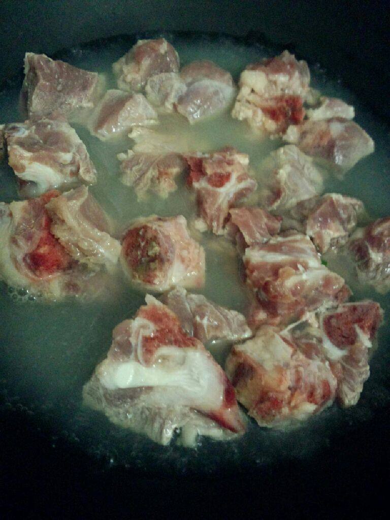 苦瓜骨头汤,锅加水烧开把骨头放入飞水