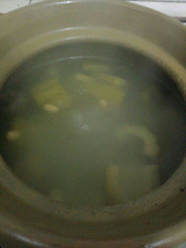 苦瓜骨头汤,在转小火煲半小时