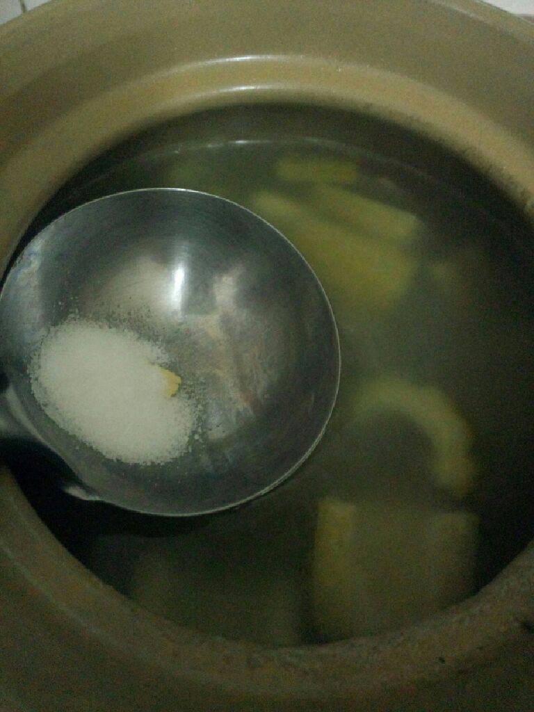 苦瓜骨头汤,在加入盐煲十分钟即可关火