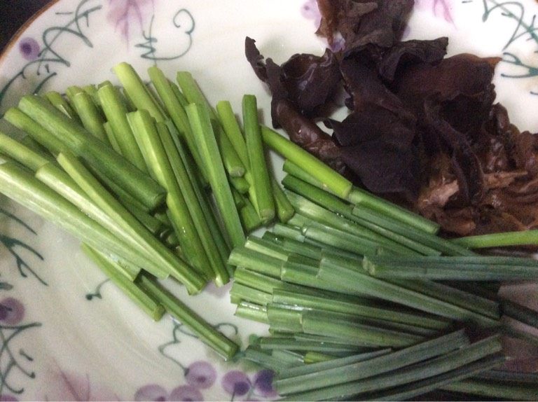 鸡肉炒白瓜,<a style='color:red;display:inline-block;' href='/shicai/ 233'>木耳</a>冼净飞水，韮菜花冼净切段。