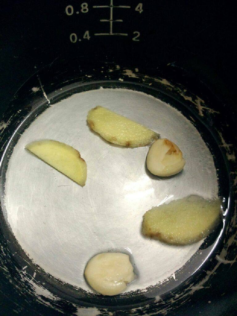 酱油鸡腿,电饭锅加热  倒油烧热切几片姜片和蒜放入