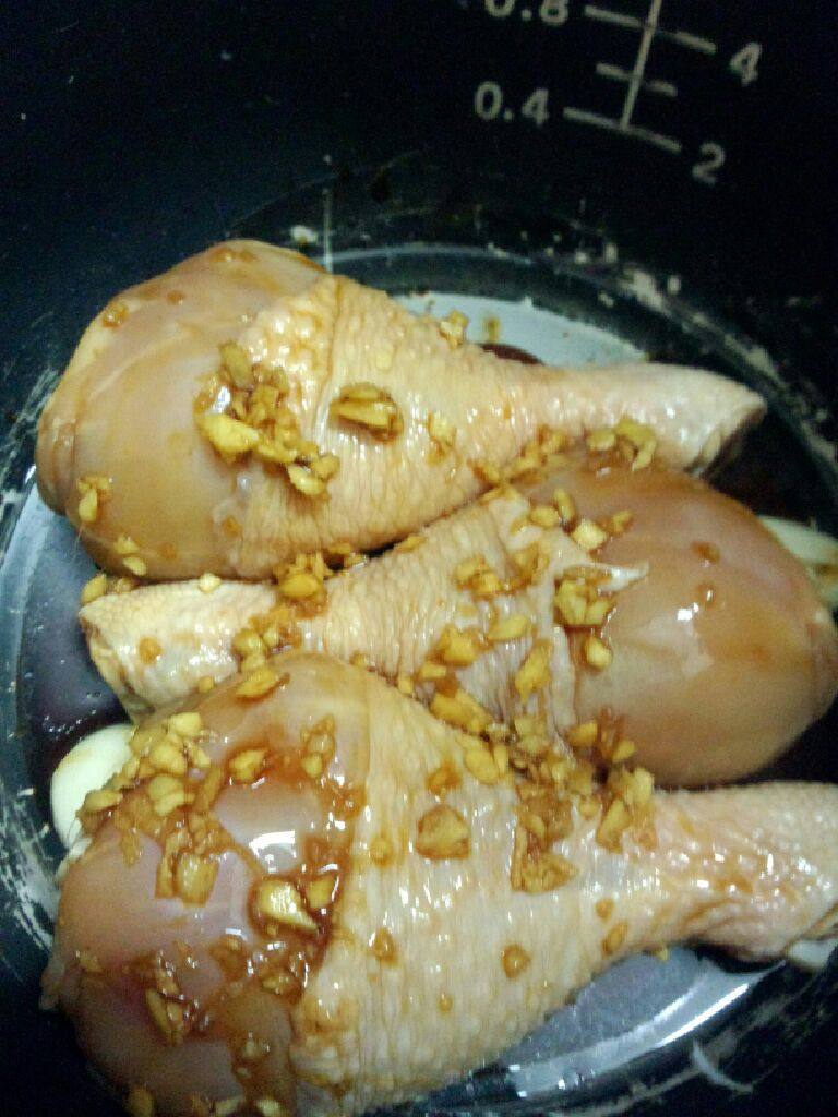 酱油鸡腿,在把鸡腿放入  在将酱汁倒入 盖好调煮饭键焖五分钟