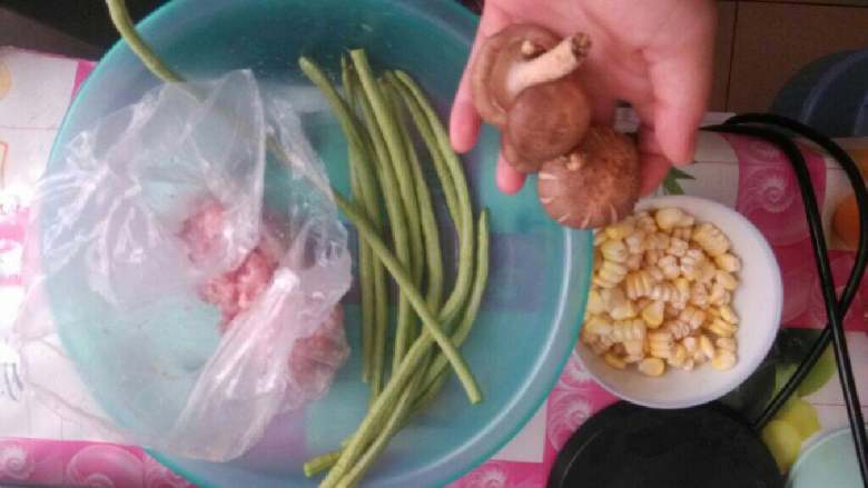 玉米肉酱意大利面面,准备好做面材料，洗干净材料