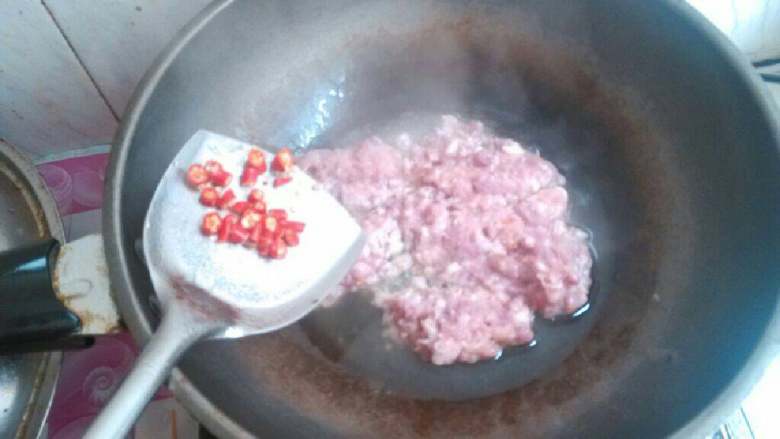 玉米肉酱意大利面面,热锅放油先炒肉末，加入小红尖椒