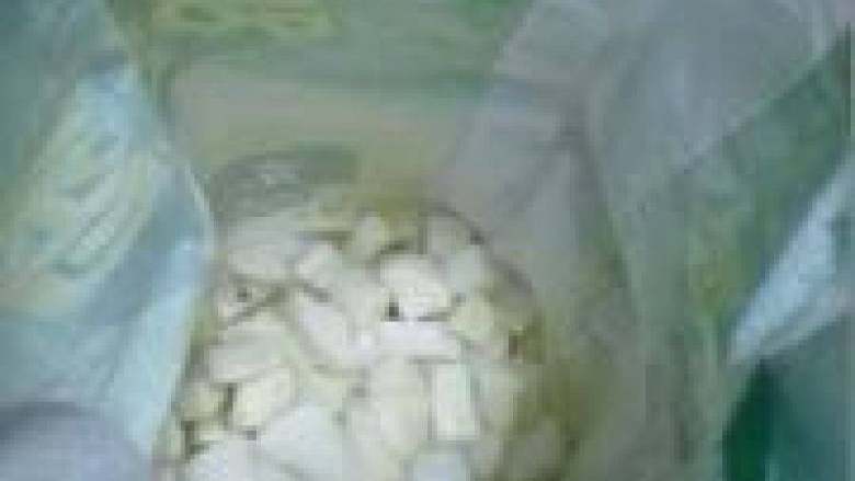 腌萝卜干,将萝卜条或萝卜丁装入干净的布袋或者编织袋,用一个大盆,里面放上一块板子,板子下面可以用碗或者类似物品垫一下,然后将袋子放在板子上,整理拍平后,上面再放上一块板,可以使用废旧菜板,然后再用一个大盆接满水压上。压上3天,中途可以翻翻萝卜干,再重新继续压。萝卜干压榨得发软,表面无明显水汽,便可取出