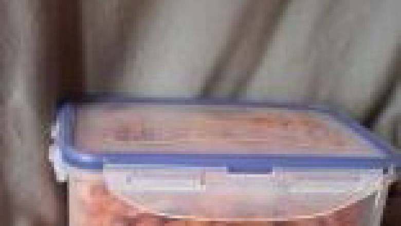 腌萝卜干,将萝卜干成品放密封容器里,放冰箱冷藏,随吃随取