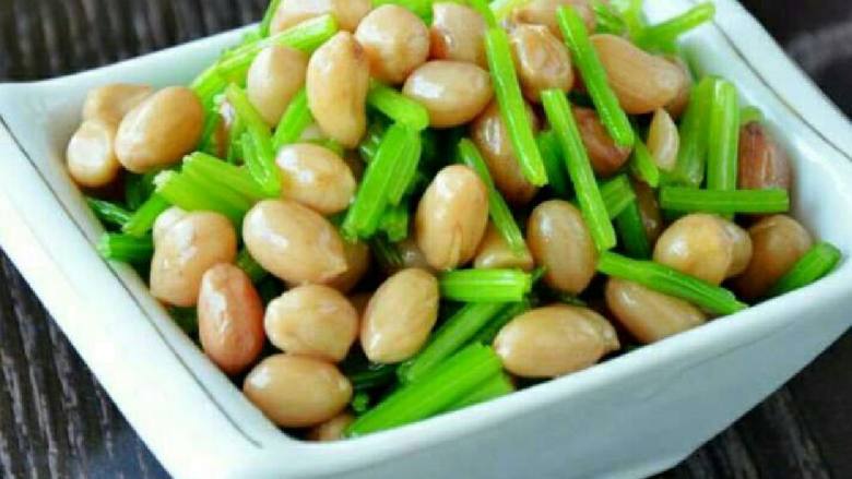 自制花生拌芹菜