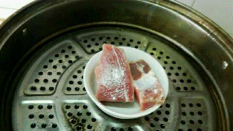 自制咸肉皮蛋粥,咸肉放入蒸锅蒸20分钟。