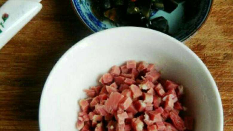 自制咸肉皮蛋粥,蒸好的咸肉切丁，另一个皮蛋也切丁。