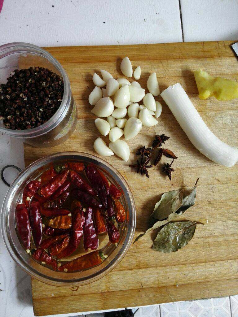 麻辣小龙虾,材料洗好准备好，红辣椒用水泡泡（炸的时候不爱糊）