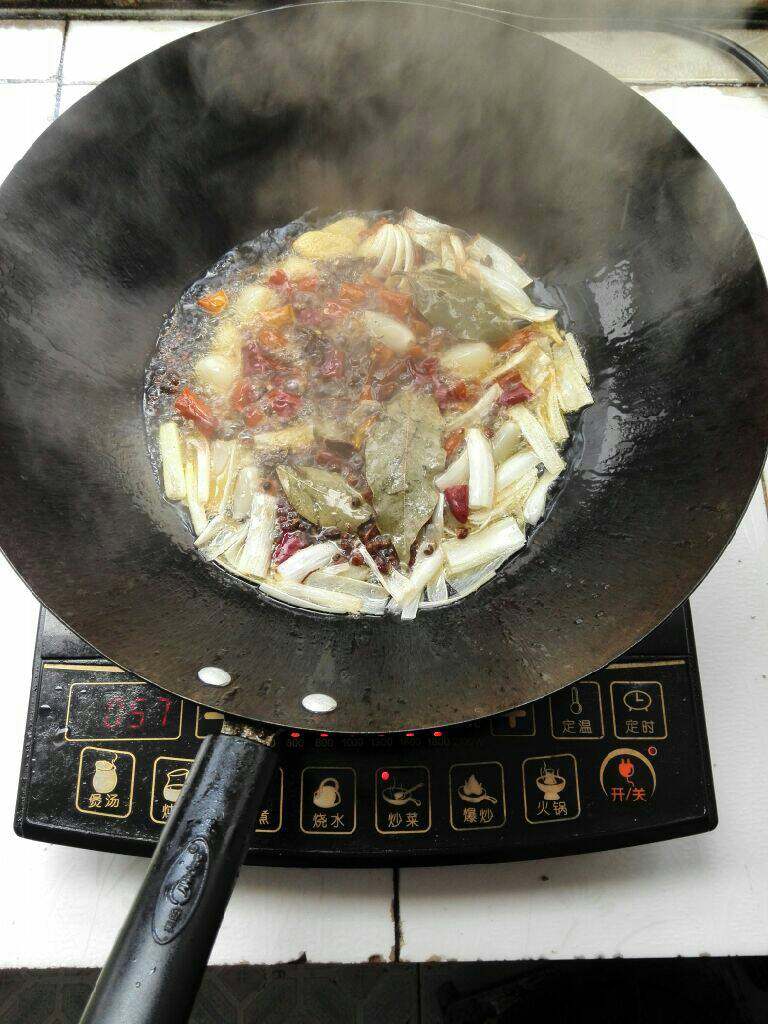 麻辣小龙虾,在下<a style='color:red;display:inline-block;' href='/shicai/ 700'>花椒</a>，<a style='color:red;display:inline-block;' href='/shicai/ 695'>八角</a>跟<a style='color:red;display:inline-block;' href='/shicai/ 741'>香叶</a>，最后加入控水的<a style='color:red;display:inline-block;' href='/shicai/ 86474'>干辣椒</a>