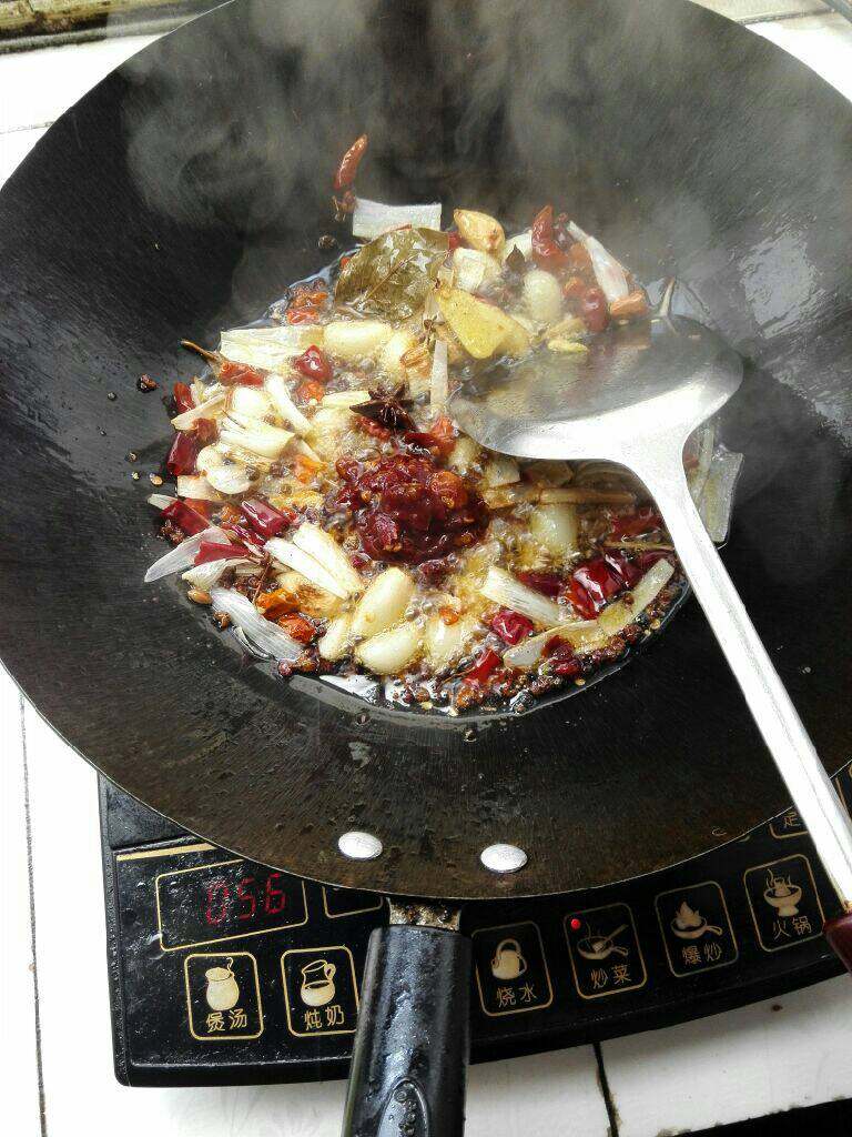 麻辣小龙虾,翻一下在加一勺红油豆瓣酱翻匀