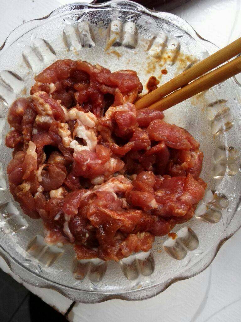 春笋炒肉,<a style='color:red;display:inline-block;' href='/shicai/ 414'>猪肉</a>切片加盐跟胡椒粉，一小半勺老抽，一小勺油加上生粉拌匀腌制二十分钟