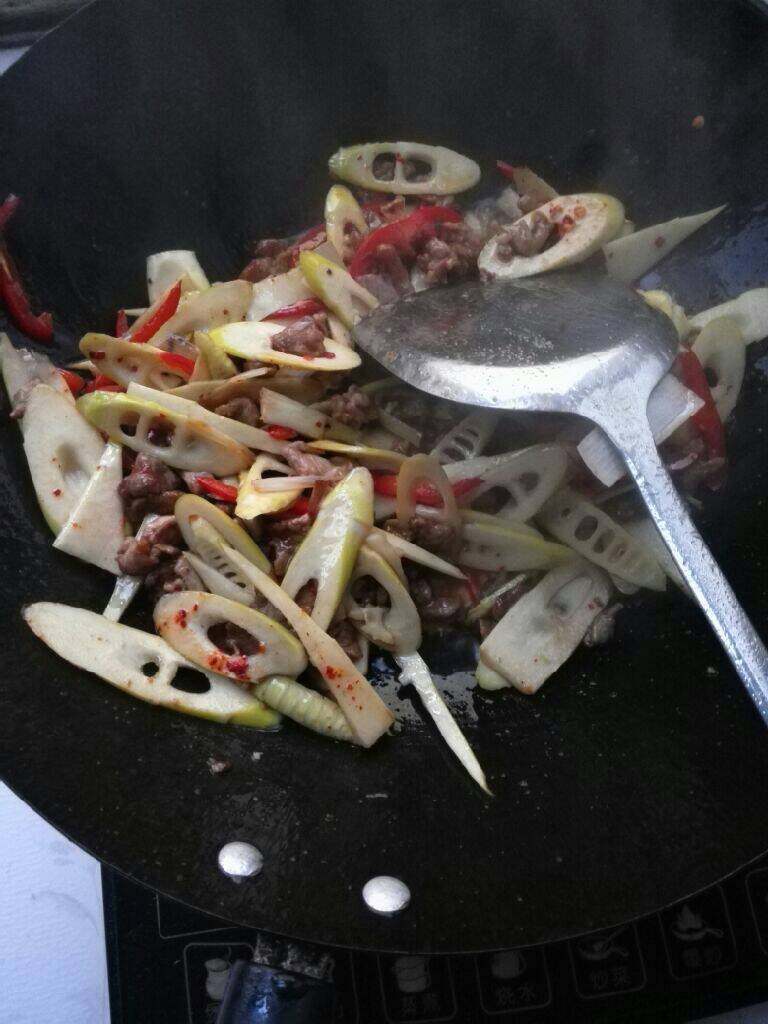 春笋炒肉,加入炒好的肉一起翻炒匀即可