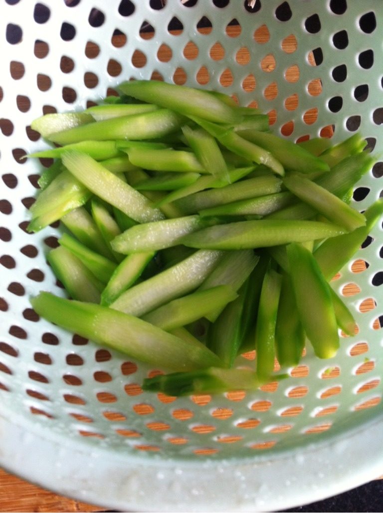 芦笋炒木耳,把芦笋切斜片，锅水烧开汆下拿起凉水冲下