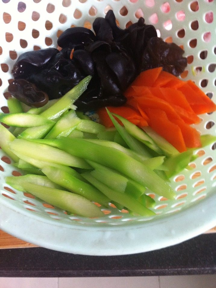 芦笋炒木耳,把辅料<a style='color:red;display:inline-block;' href='/shicai/ 25'>胡萝卜</a>，泡好的<a style='color:red;display:inline-block;' href='/shicai/ 233'>木耳</a>都切配好