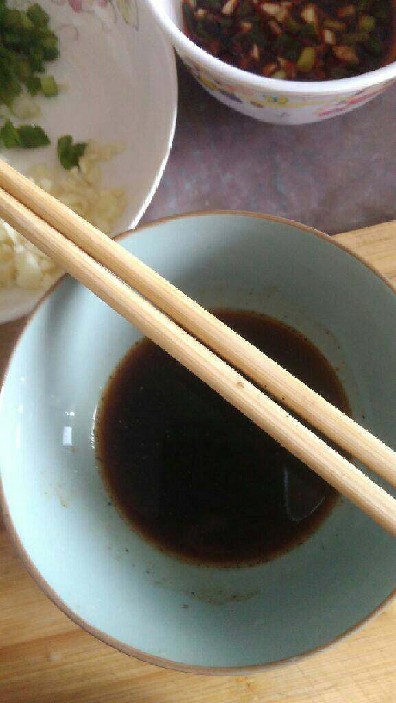 香菇油菜,碗里倒适量<a style='color:red;display:inline-block;' href='/shicai/ 788'>生抽</a>，耗油，<a style='color:red;display:inline-block;' href='/shicai/ 3729'>白糖</a>，少量盐，<a style='color:red;display:inline-block;' href='/shicai/ 756'>鸡精</a>兑成料水