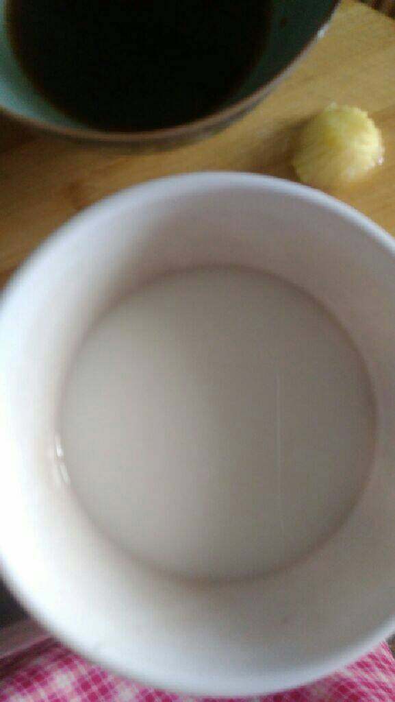 香菇油菜,另拿一碗，加水，淀粉，兑成水淀粉