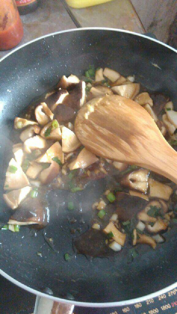 香菇油菜,锅热油，放<a style='color:red;display:inline-block;' href='/shicai/ 3735'>葱蒜</a>爆香，放<a style='color:red;display:inline-block;' href='/shicai/ 230'>香菇</a>，倒入料水，煮开后再倒入水淀粉勾好欠