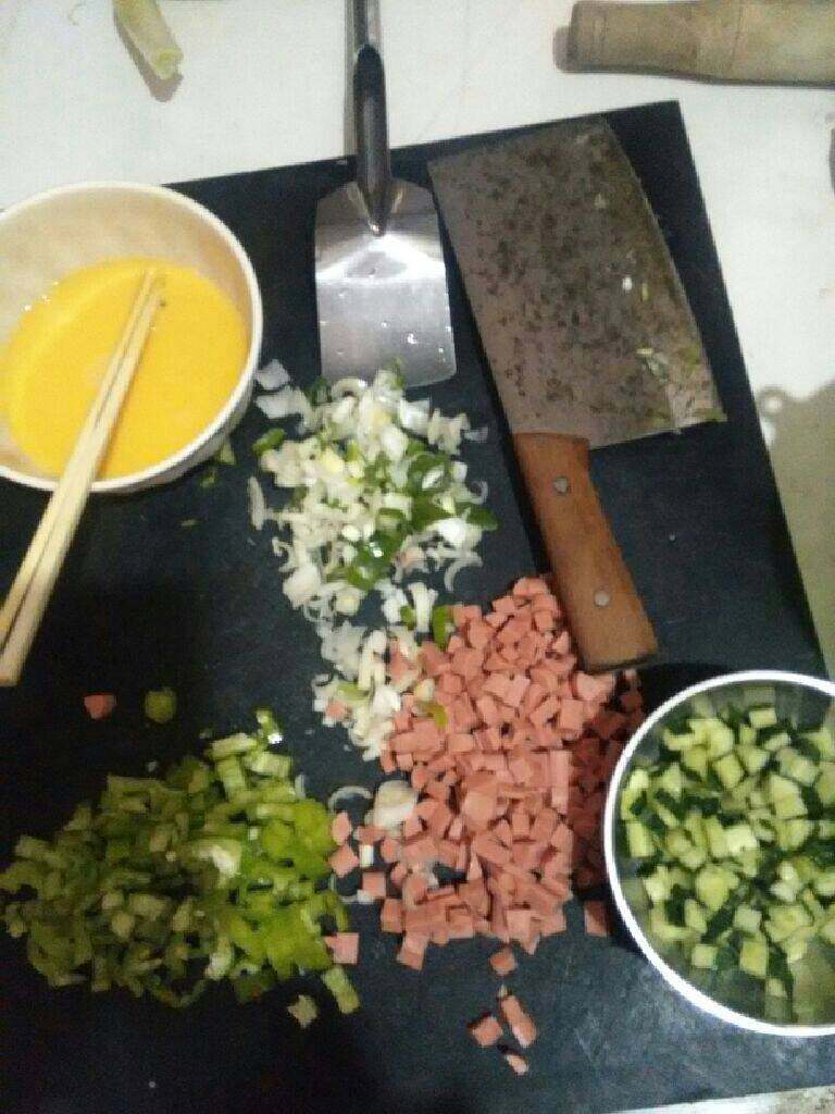 火腿蛋炒饭,先把油烧热放入葱末