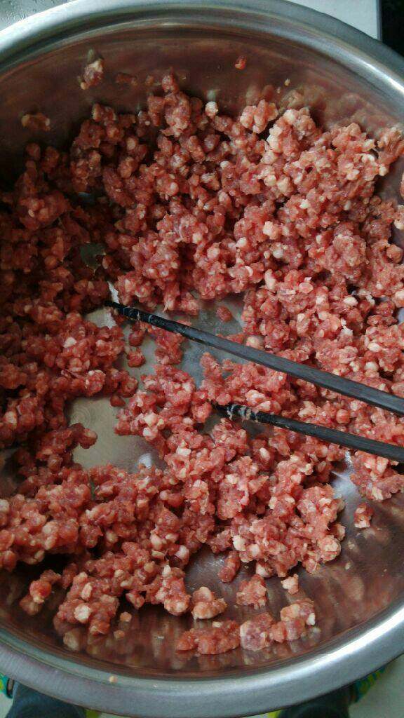 牛肉洋葱蒸饺,用<a style='color:red;display:inline-block;' href='/shicai/ 156925'>水</a>和<a style='color:red;display:inline-block;' href='/shicai/ 519'>面粉</a>和面，面不要和的太硬，稍微软点，和好面醒1小时左右，醒面过程我们拌馅，刚买回的<a style='color:red;display:inline-block;' href='/shicai/ 8488'>牛肉馅</a>非常干