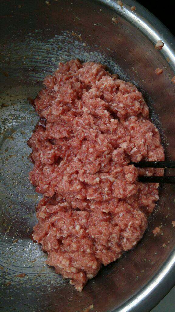 牛肉洋葱蒸饺,要准备一小碗水，分6次倒入，每倒入一次都要顺一个方向搅均匀，让肉馅充分吸收水后，再到下一次水，直到水加完，要将牛肉馅搅的非常稀