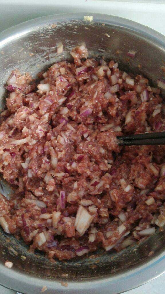 牛肉洋葱蒸饺,再加入<a style='color:red;display:inline-block;' href='/shicai/ 692'>酱油</a>，<a style='color:red;display:inline-block;' href='/shicai/ 829'>十三香</a>，剁好的<a style='color:red;display:inline-block;' href='/shicai/ 29'>洋葱</a>，<a style='color:red;display:inline-block;' href='/shicai/ 37'>姜</a>，盐搅均匀