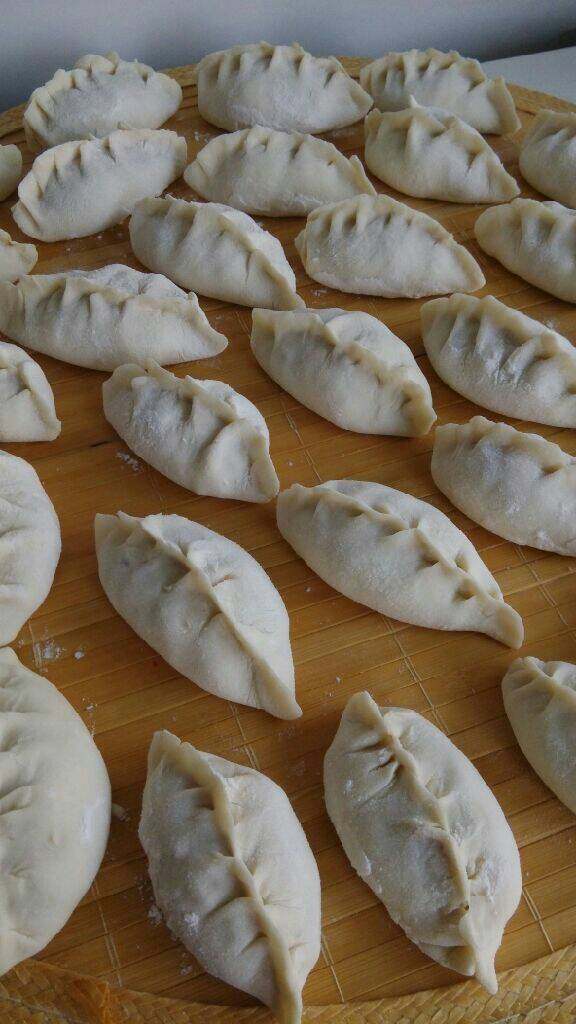 牛肉洋葱蒸饺,这时面就差不多醒好了，开始包蒸饺，要包的比平时的水饺要大