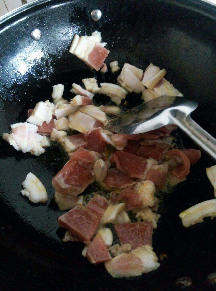 芸豆土豆炖肉,锅内入油，爆香花椒，放入肉片翻炒