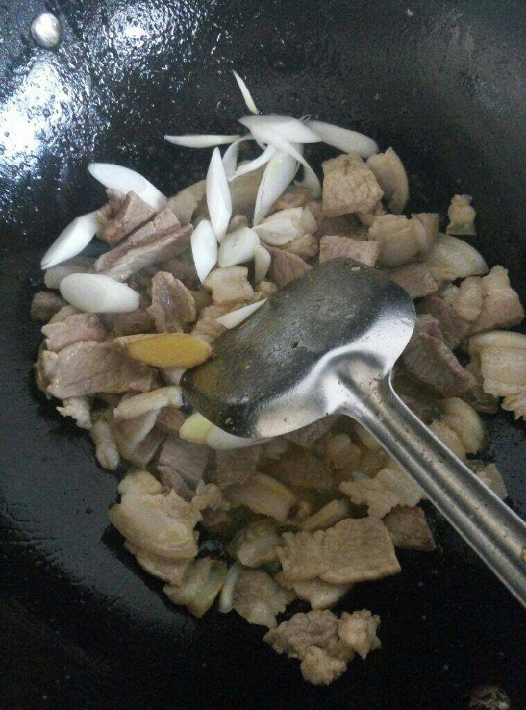 芸豆土豆炖肉,炒至肉全部变色，放入切好的葱姜
