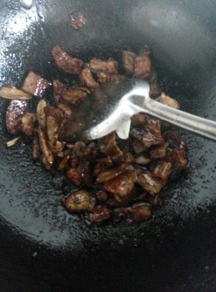 芸豆土豆炖肉,加适量草菇<a style='color:red;display:inline-block;' href='/shicai/ 762'>老抽</a>，<a style='color:red;display:inline-block;' href='/shicai/ 718'>料酒</a>，翻炒均匀，