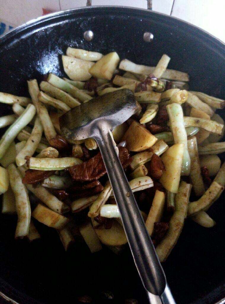 芸豆土豆炖肉,放入芸豆和土豆翻炒，加适量水，放入适量盐，生抽调味