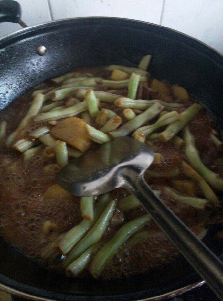 芸豆土豆炖肉,盖上盖焖煮片刻，至土豆芸豆软烂，