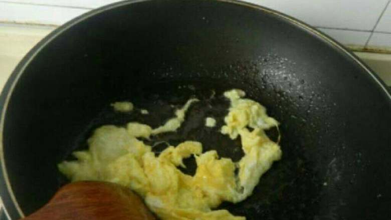 自制火腿炒饭,炒锅倒油倒入蛋液炒散。