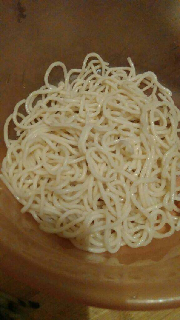 肉丝凉面,圆面条煮八成熟，在凉水里滤一下