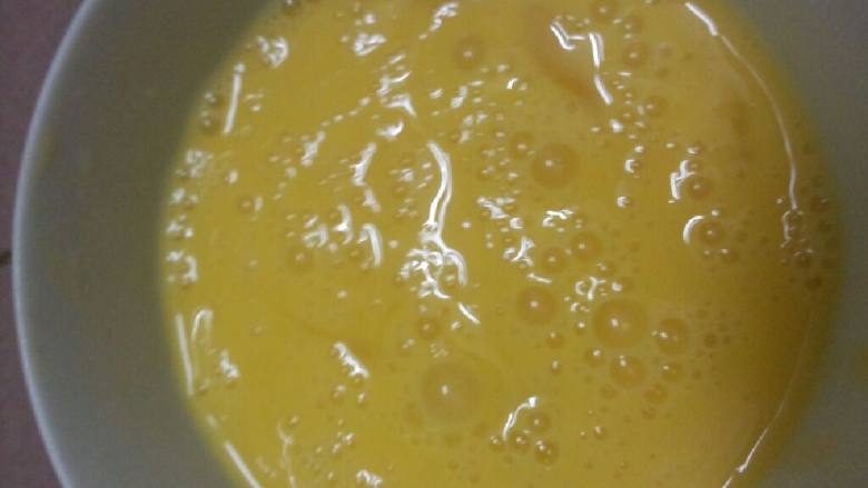 芹菜煎蛋,拿碗把<a style='color:red;display:inline-block;' href='/shicai/ 9'>鸡蛋</a>打入碗搅拌均匀