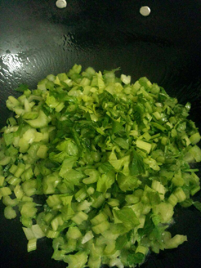 芹菜煎蛋,锅加油烧热把芹菜放入略炒