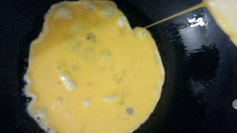 芹菜煎蛋,锅洗干净加油烧热  把鸡蛋放人