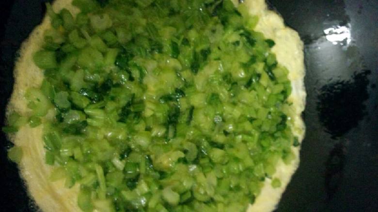 芹菜煎蛋,在快速得把芹菜倒在鸡蛋面上煎