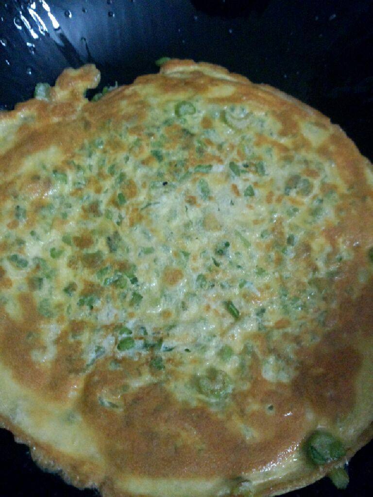 芹菜煎蛋,煎至金黄在翻另一面煎