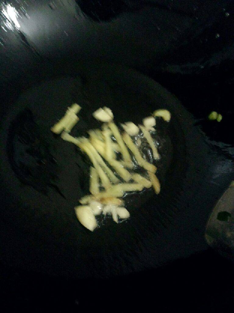 炒瘦肉,锅加油烧热  把蒜跟姜放入爆香