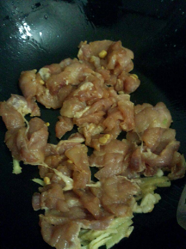 炒瘦肉,在把腌制好的瘦肉放入炒