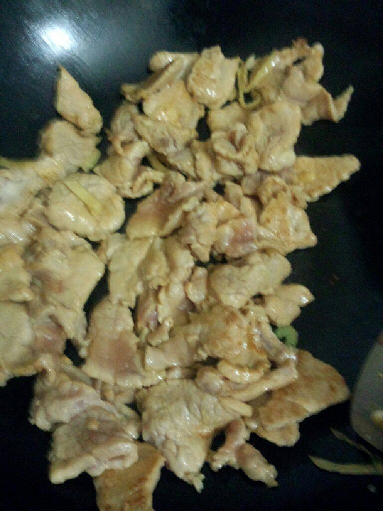 炒瘦肉,炒至瘦肉变色
