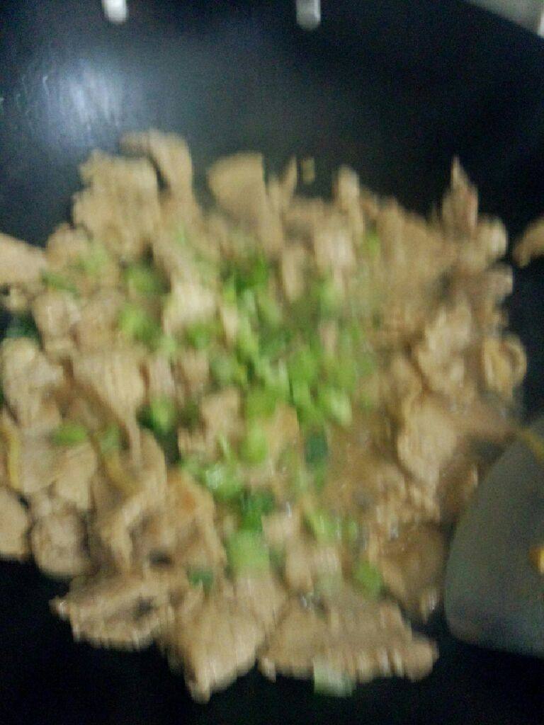 炒瘦肉,在把芹菜放入