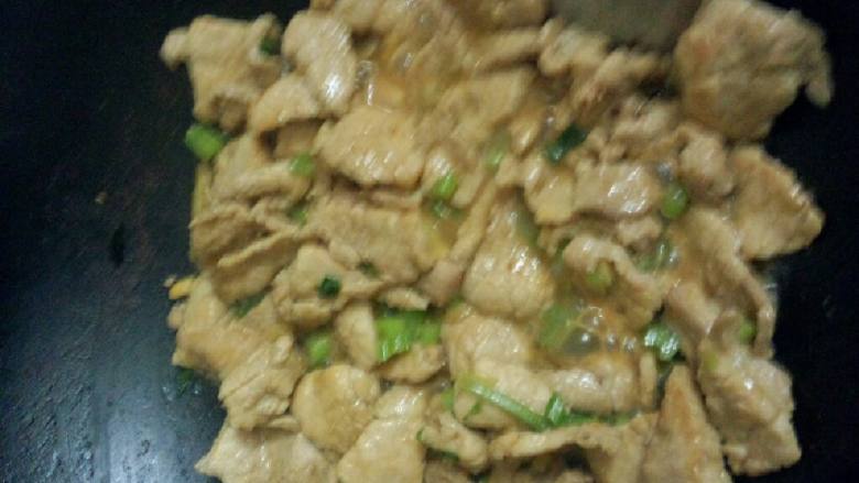 炒瘦肉,炒均匀即可关火