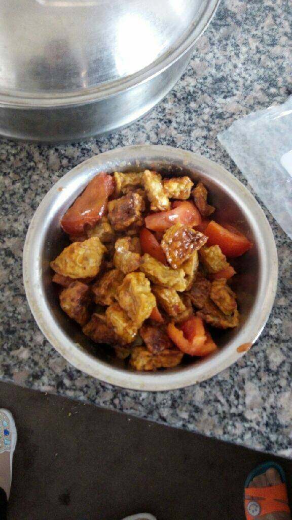 烧茄子,将鸡蛋面粉裹在茄子块上放油锅里炸成金黄色捞出然后放西红柿炸好的茄子放盐老抽翻炒即可