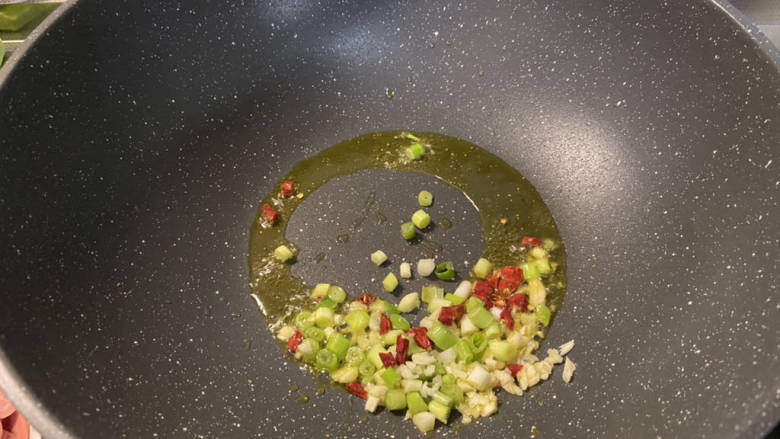 杂炒蔬菜,热锅冷油,下蒜末葱白小米辣中小火煸香